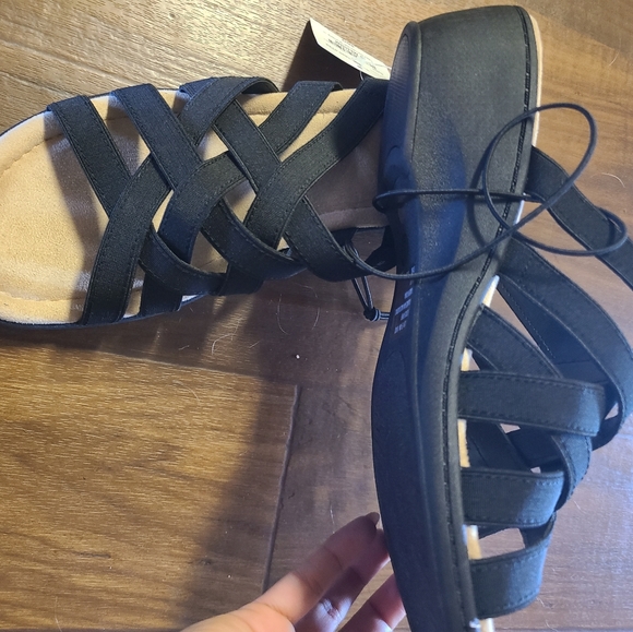 NWT East 5th memory foam black strappy slide on sandals - Picture 2 of 5